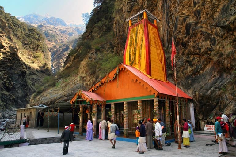 people visiting yamunotri temple