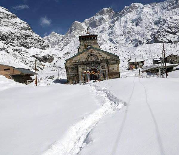 snowfall-in-kedarnath-temple