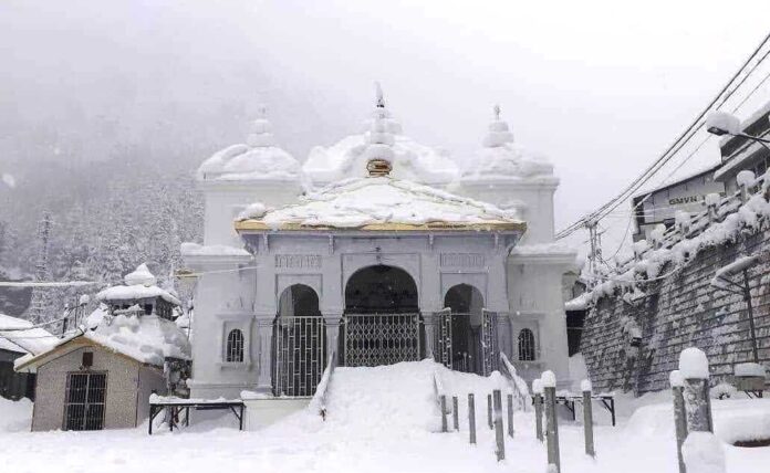 gangotri temple during winters