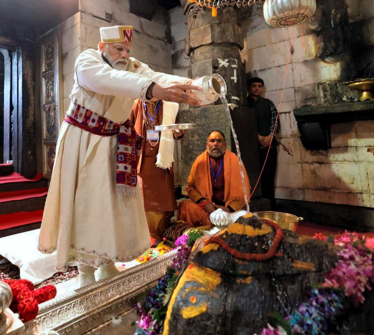 narendra modi worshiping kedar baba
